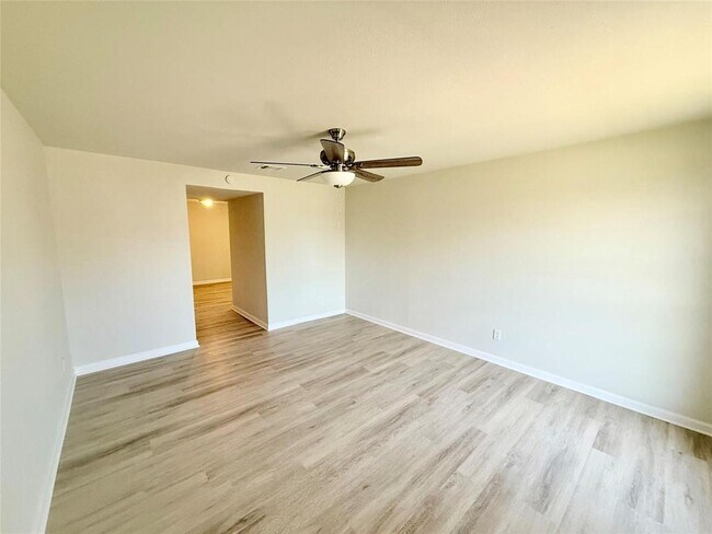 Foto del edificio - 14106 White Heather Dr