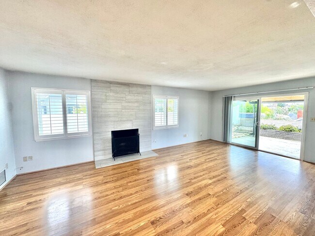 Foto del edificio - Beautiful 3bd/2ba HOUSE in Clairemont Mesa! 2-car Garage, AC, laundry, patio, VIEWS!