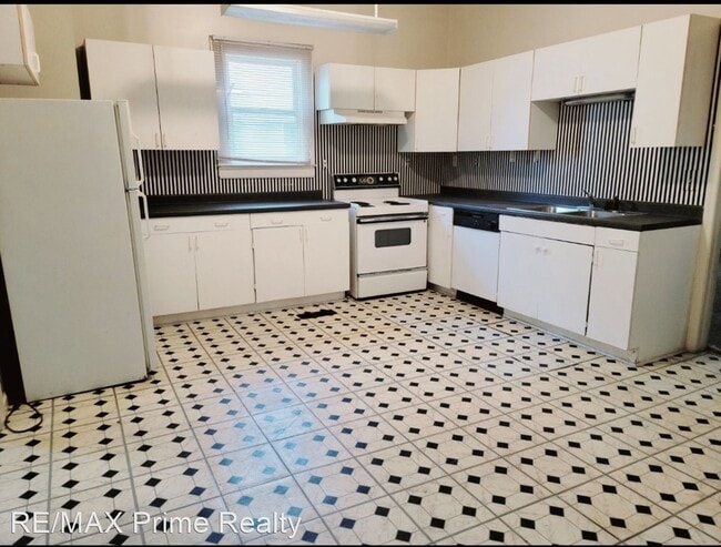Building Photo - 2 br, 1 bath House - 911 South Railroad St...