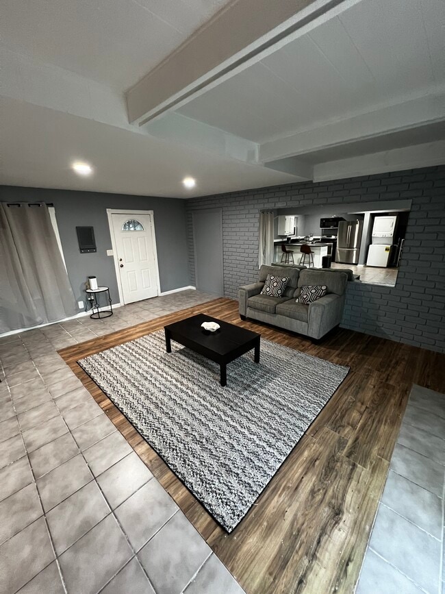 Foto del edificio - 311 McFadden Dr