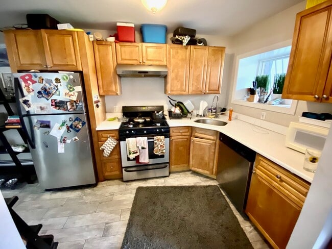 Building Photo - 247 Grove St