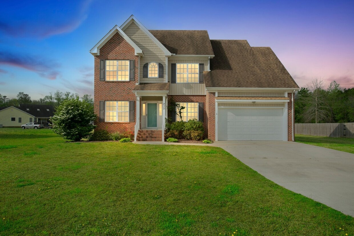 Foto principal - Shingle Landing 4 bedroom; 2,5 bath PET FRIENDLY Custom Home, Moyock NC