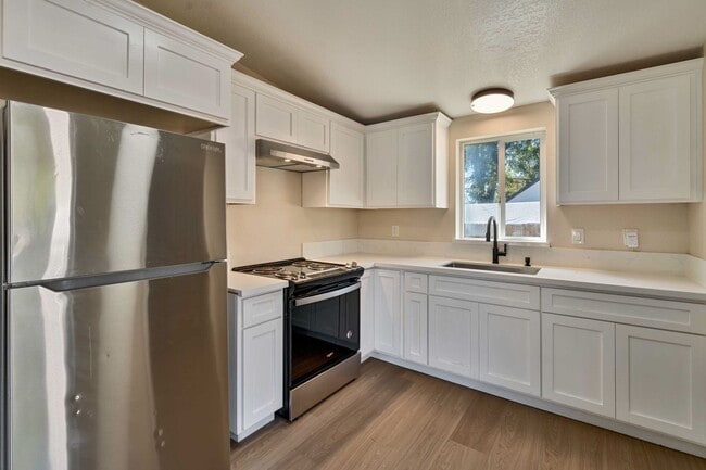 Building Photo - Charming 2-Bedroom Home with Updated Kitch...