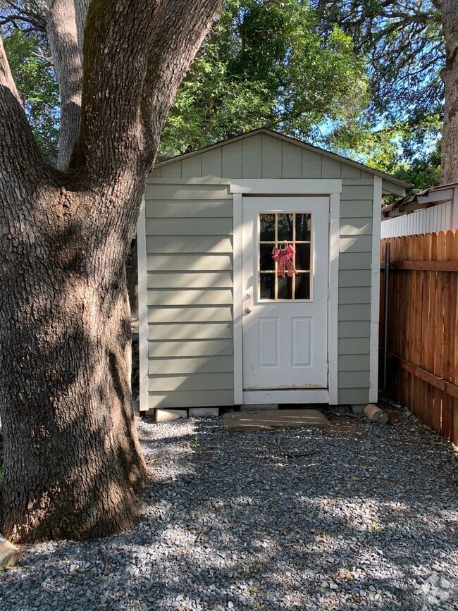 Building Photo - 1592 Lilac Ln