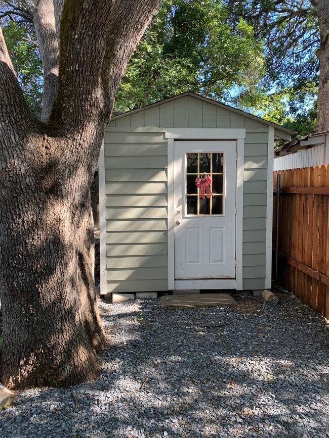 Building Photo - Remodeled/ private setting