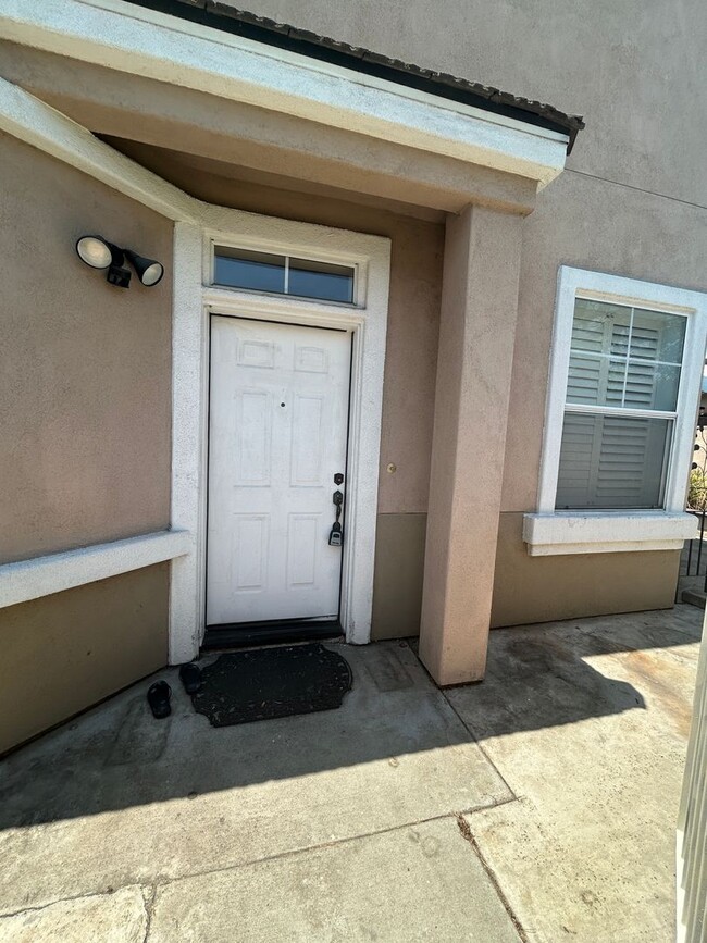 Foto del edificio - Spacious 2-Story Home in Prime Location