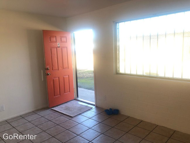 Building Photo - 2 br, 1 bath House - 9831 N 11th Ave #4