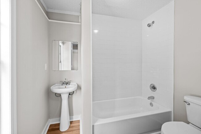 Building Photo - Newly Renovated 3 Bedroom 2 Bathroom Home