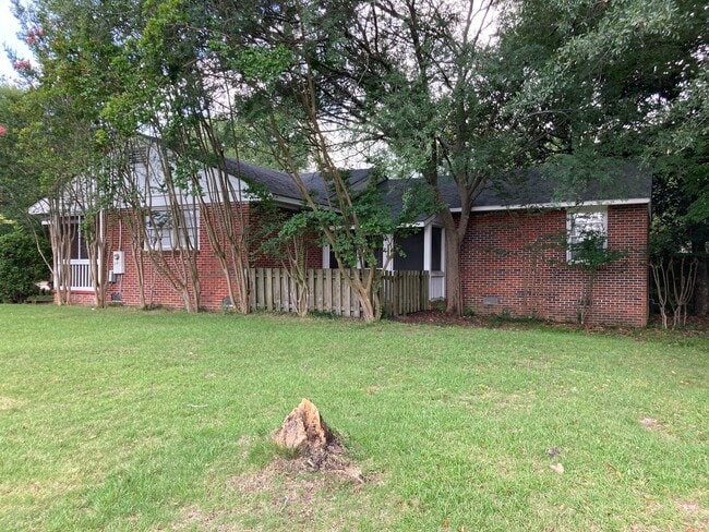 Building Photo - 403 E Samford Ave