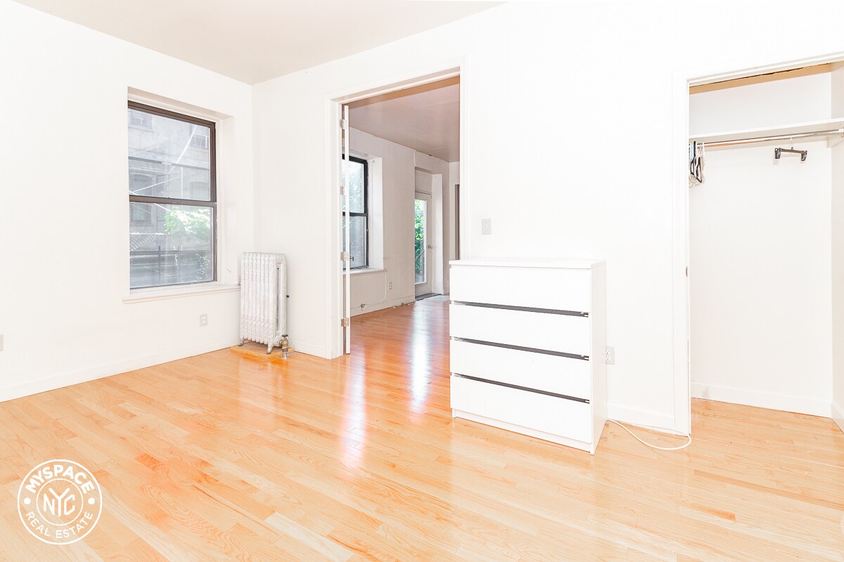 Primary Photo - 1040 Park Pl