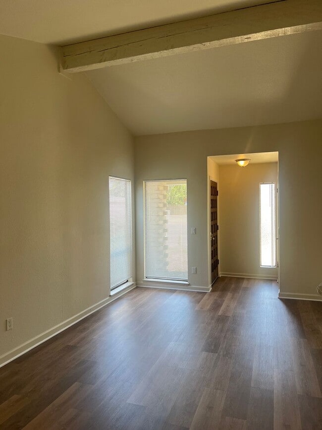 Building Photo - REMODELED 2 BED DUPLEX WITH PRIVATE YARD!!