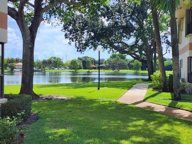 Building Photo - 1913 Carambola Cir S
