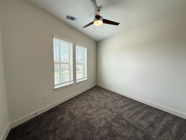 Building Photo - 641 W Crosstimbers St