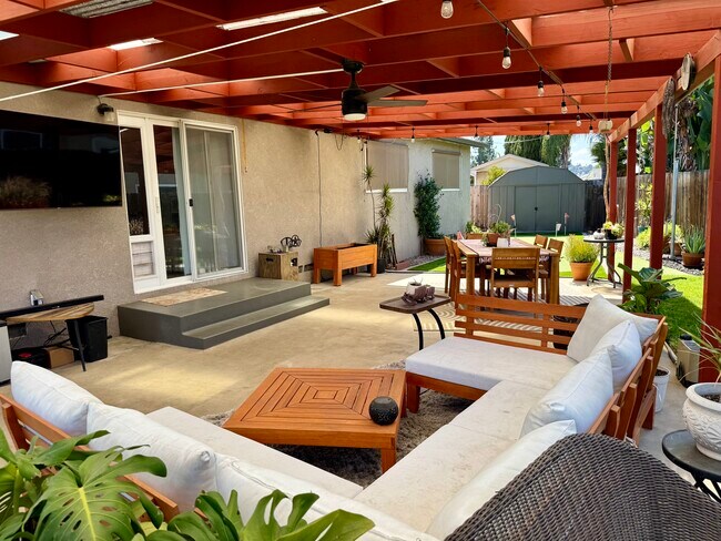 Foto del edificio - 328 Pictor Ln