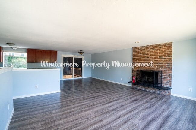 Building Photo - Gorgeous, Spacious 4 bed Home, CK Schools,...