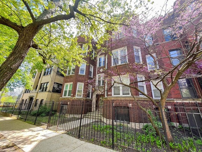 Building Photo - Uptown - 2 Bed / 2 Bath - Heat Included - Dog Friendly