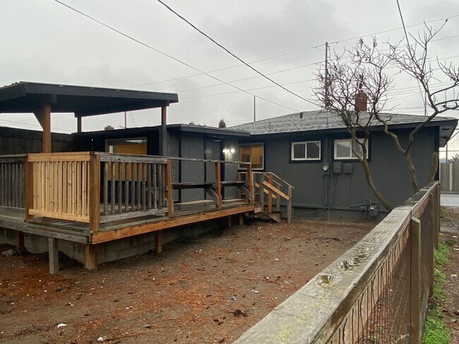 Building Photo - 4 bedroom 1 bath beautifully remodeled hom...