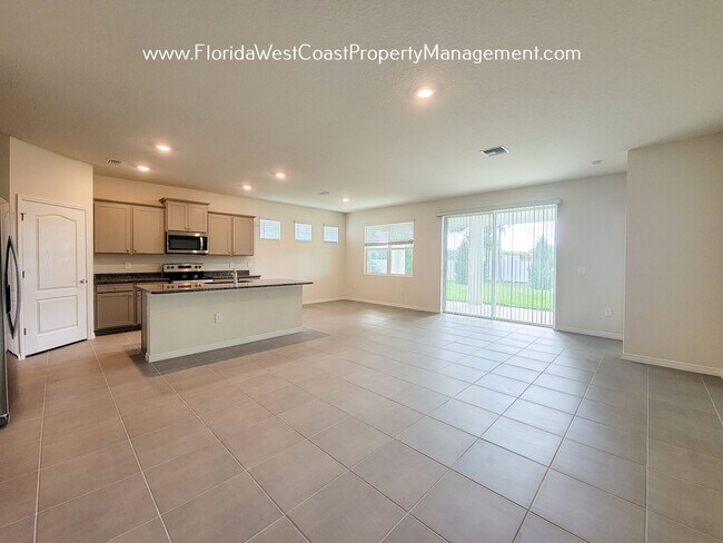 Foto del edificio - LAKEWOOD RANCH! 4 BEDROOM/2 BATH/ PET FRIENDLY! COMMUNITY POOl! READY for MARCH 2026