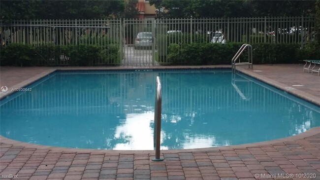 Foto del edificio - 2 br, 2.5 bath Townhome - 13650 Pines Blvd