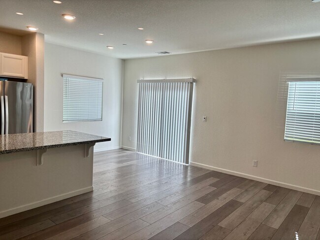 Foto del edificio - Stunning Natomas 4/2.5.  Backyard is AMAZING!  Please read ad for viewings!