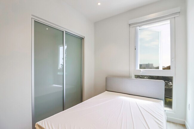 Building Photo - Concourse