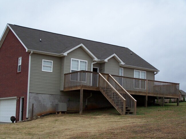 Building Photo - Charming Mountain Retreat in Seymour, TN!