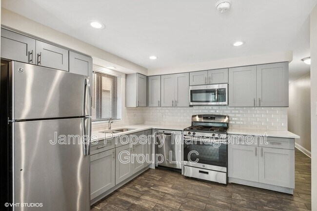 Building Photo - 3940 N Narragansett Ave