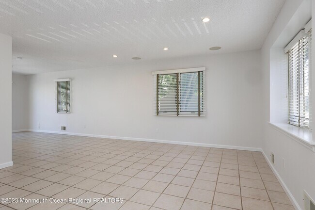 Building Photo - 667 Ellicott Ave