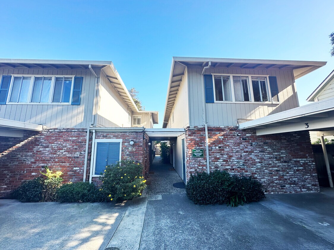 Front - 816 Riverside Ave