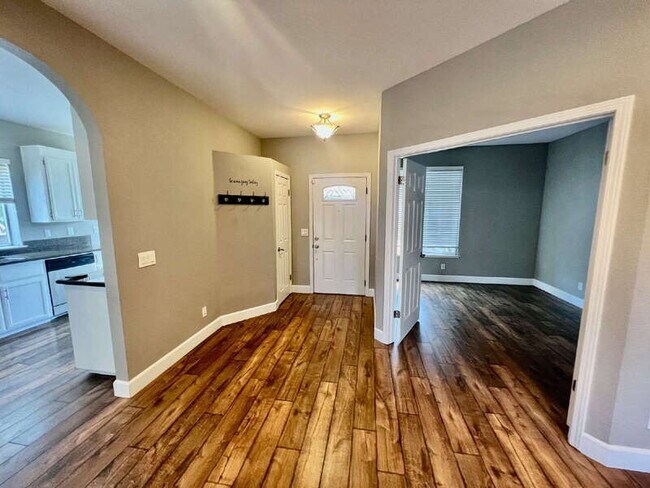 Foto del edificio - 1605 Paseo Flores Dr