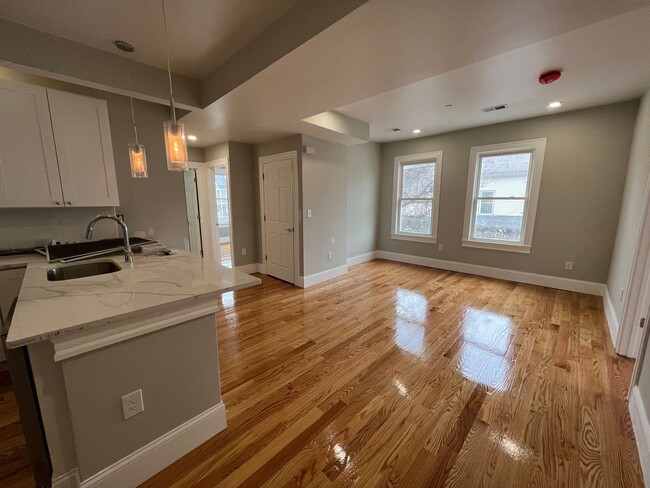 Foto del edificio - Large 2 Bedrooms Plus a Bonus Room. 2 Full...