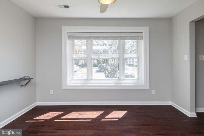 Foto del edificio - 3206 Emerald Pl