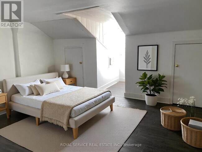 Building Photo - 36 King St W