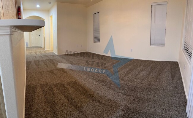Building Photo - Inviting 3 bedroom 2.5 bath waiting to be ...