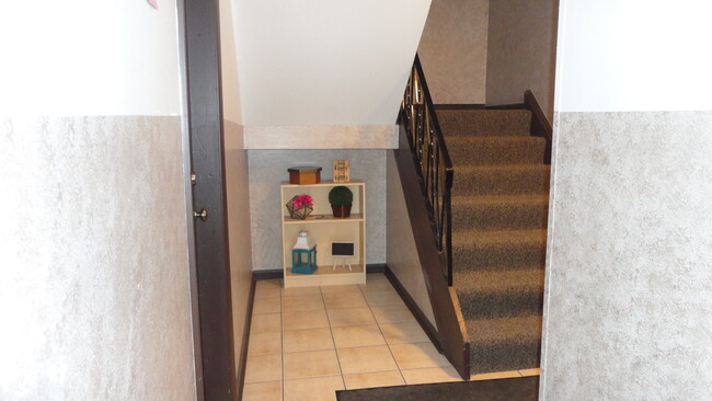Building Photo - 705 W 65th St