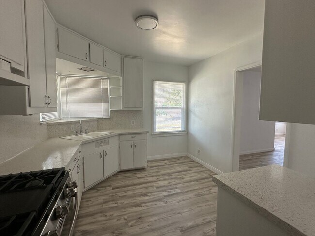 Foto del edificio - REMODELED HOME!