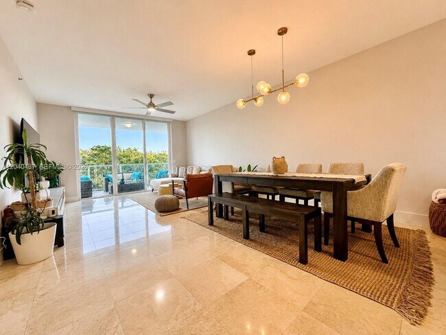Foto del edificio - 15051 Royal Oaks Ln