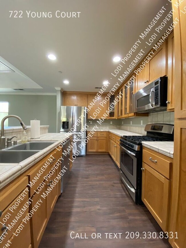 Building Photo - 722 Young Ct