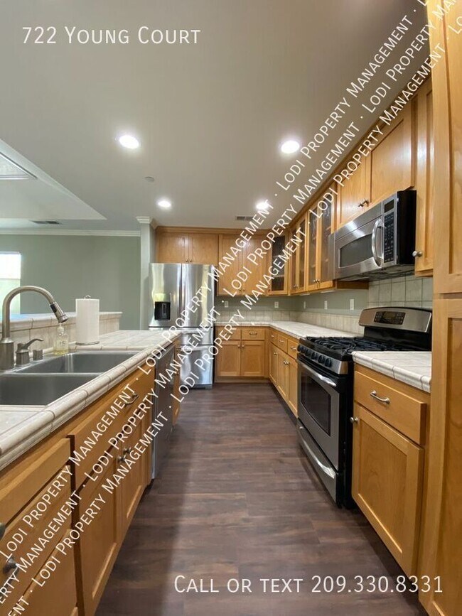 Foto del edificio - 722 Young Ct