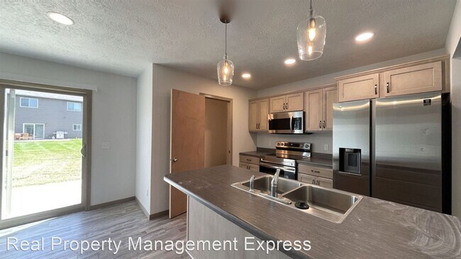 Building Photo - 3 br, 1.5 bath House - 2338 S Ronsiek Ave
