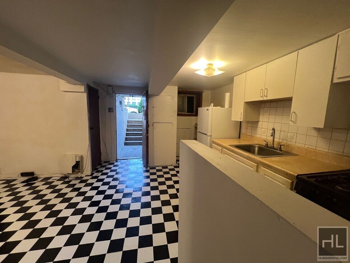 LARGE 1 BEDROOM SEMI-BASEMENT 930 EAST 32... - LARGE 1 BEDROOM  SEMI-BASEMENT 930 EAST 32...