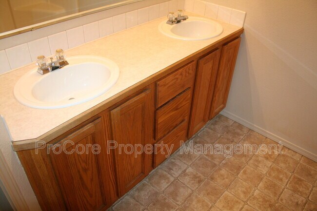 Foto del edificio - 1728 Silver Loop