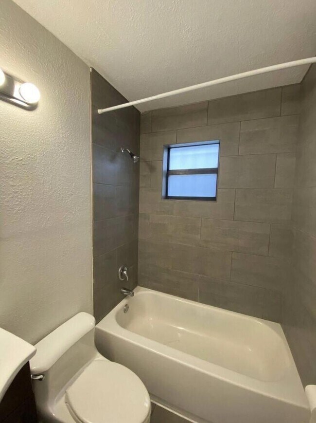 Foto del edificio - 1691 W 26th St