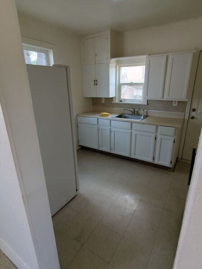 Building Photo - 1 Bed - 1 Bath
