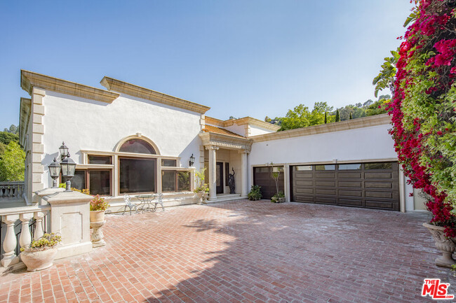 Building Photo - 3780 1/2 Multiview Dr