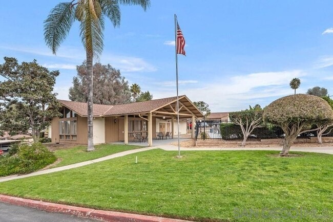 Building Photo - Gorgeous Upper Unit Condo in Fairway Knoll...