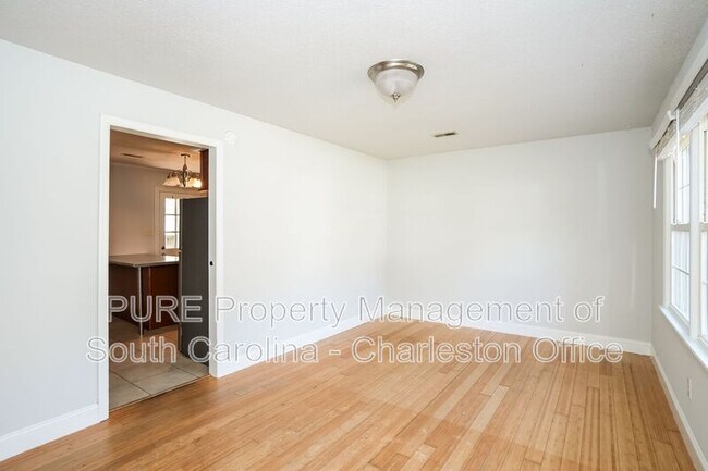 Foto del edificio - 7648 Hillview Ln