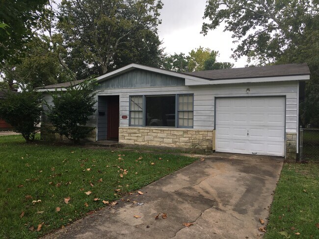 Front of Home - 2011 Magnolia Drive