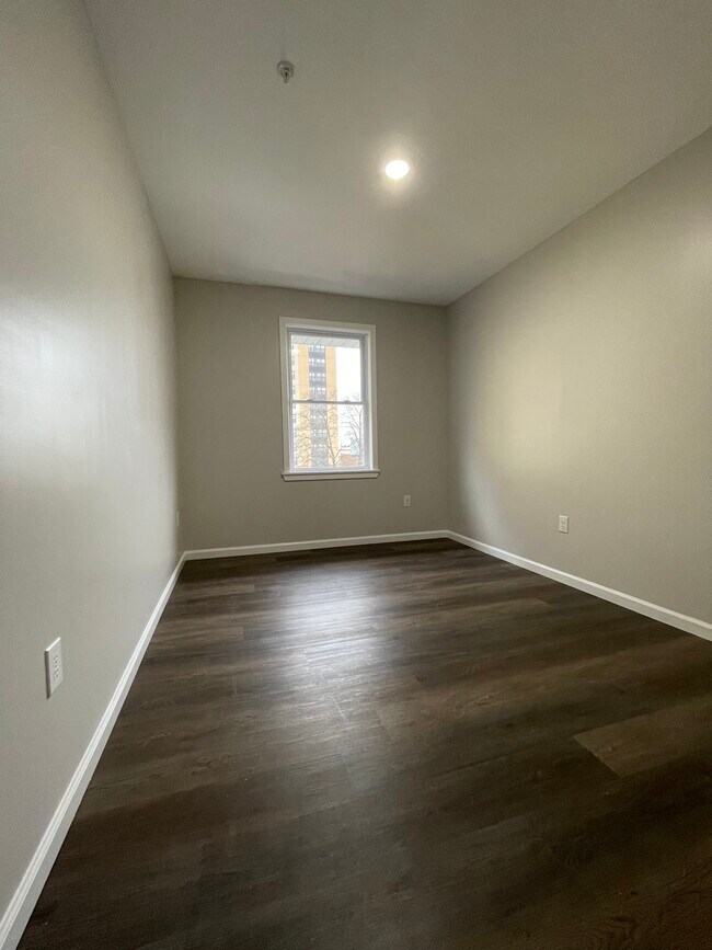 Building Photo - 133 Pearsall Ave