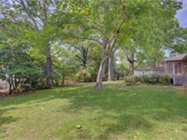 Building Photo - Large Mid Town Home